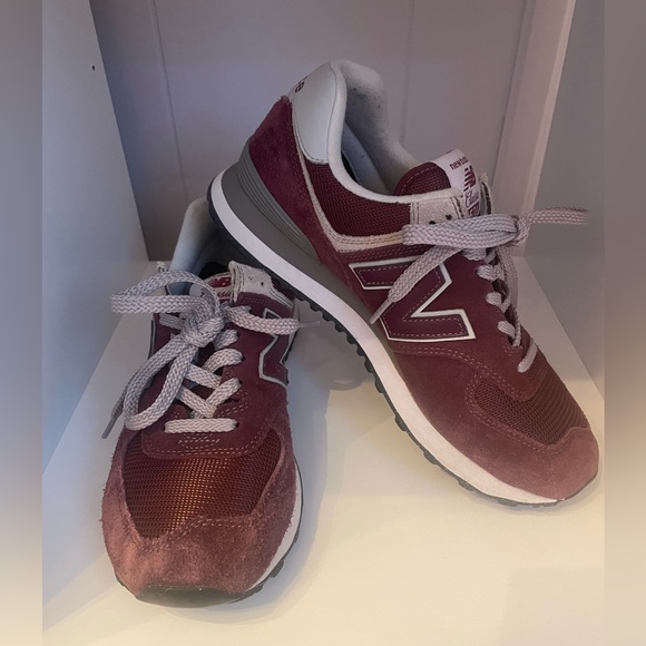 New Balance Shoes - EUC women’s New Balance 574 Classics in maroon suede. Size 8